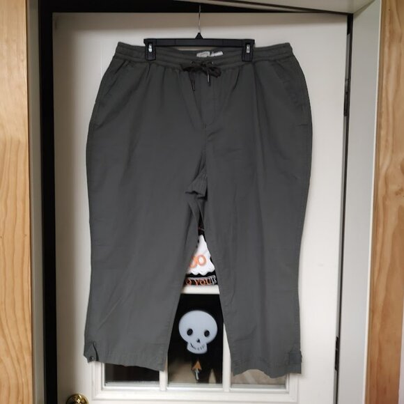 New L.L. Bean Ripstop Dark Green Pull On Capri Pants Size Women's 1X - Picture 1 of 4